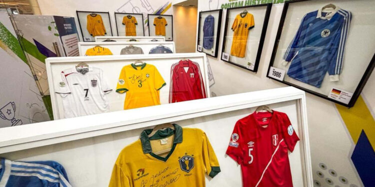 Shopping recebe exposição gratuita com camisas históricas de Copas do Mundo