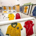 Shopping recebe exposição gratuita com camisas históricas de Copas do Mundo