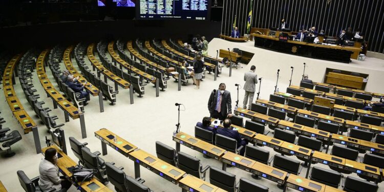 PEC do fim da escala 6×1 deve ser votada na Câmara, em plenário, na quinta