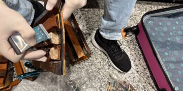 Polícia Federal prende passageira com 6,8 kg de cocaína no Aeroporto do Recife