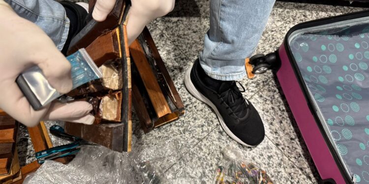 Polícia Federal prende passageira com 6,8 kg de cocaína no Aeroporto do Recife
