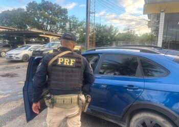 PRF e BOPE detêm suspeito de liderar facção criminosa, após fazer família refém em San Martin