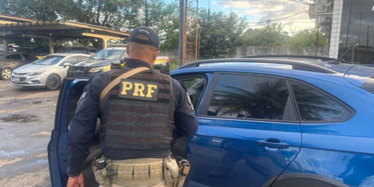 PRF e BOPE detêm suspeito de liderar facção criminosa, após fazer família refém em San Martin