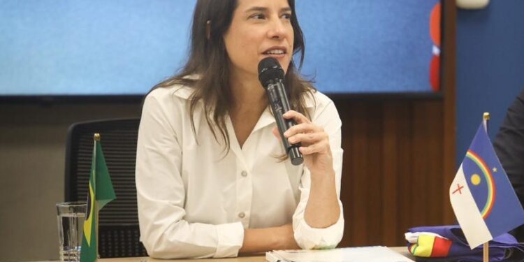 Em agenda com prefeitos pernambucanos em Brasília, governadora Raquel Lyra celebra assinatura do contrato de retomada da Transnordestina
