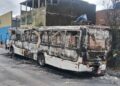 Cinco pessoas ateiam fogo em ônibus na BR-101