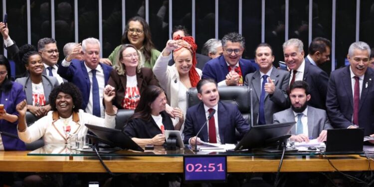 Câmara aprova, em dois turnos, PEC pelo fim da escala 6×1