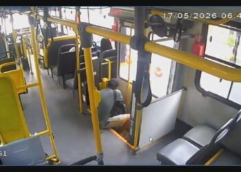 Homem é flagrado roubando elevador de acessibilidade de ônibus no Grande Recife