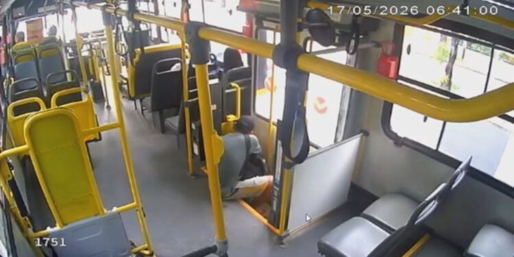 Homem é flagrado roubando elevador de acessibilidade de ônibus no Grande Recife