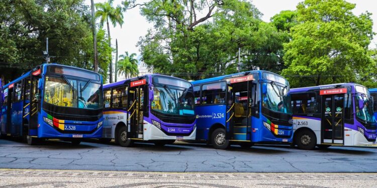 Pernambuco lança edital para adquirir 100 ônibus elétricos com ar-condicionado e tomadas USB
