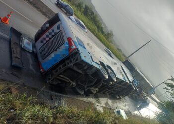 Ônibus tomba e deixa 16 pessoas feridas na BR-232, em Caruaru, no Agreste