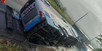 Ônibus tomba e deixa 16 pessoas feridas na BR-232, em Caruaru, no Agreste
