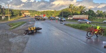 Ciclista morre após ser atropelado por carro e micro-ônibus na BR-101
