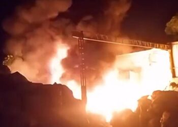 Incêndio atinge depósito de materiais recicláveis em Olinda