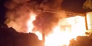 Incêndio atinge depósito de materiais recicláveis em Olinda