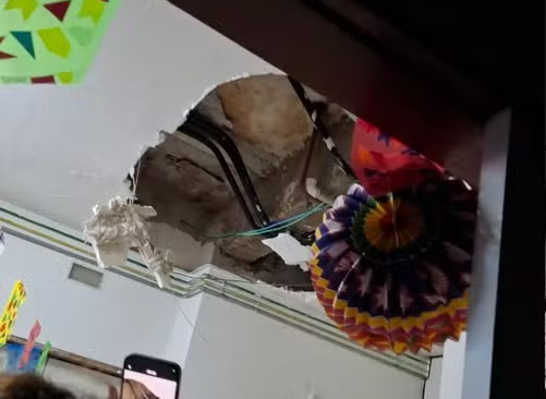 Forro de gesso em setor do Hospital Getúlio Vargas, desaba