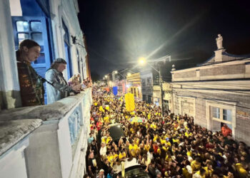Aniversário de Alceu Valença vira “carnaval” surpresa em Olinda