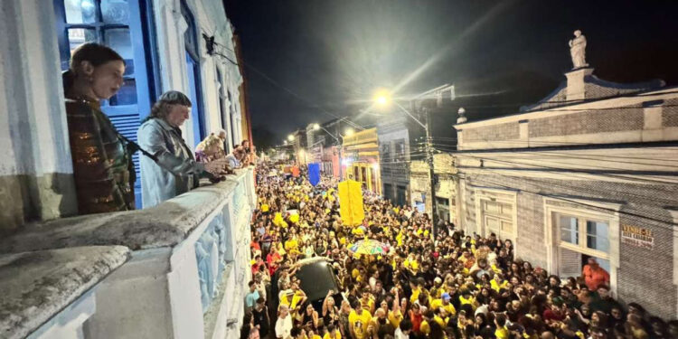 Aniversário de Alceu Valença vira “carnaval” surpresa em Olinda