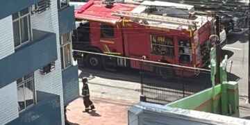 Incêndio atinge prédio residencial no bairro da Torre, na Zona Norte do Recife