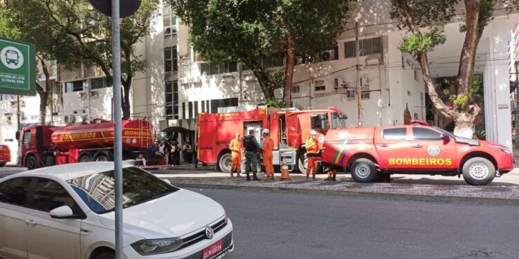 Princípio de incêndio atinge o 15º andar do Edifício Ébano, na Boa Vista, área central do Recife