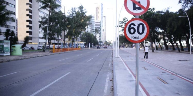 Limite de velocidade da Avenida Boa Viagem será reduzido para 50 km/h após obras na orla