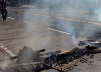 Buracos e suspensão de ônibus levam moradores a protesto em Paulista