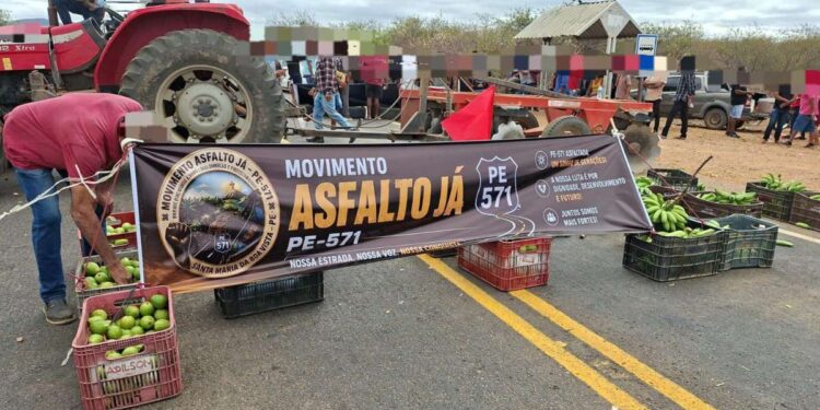Agricultores fecham os dois sentidos da Br-428 em Santa Maria da Boa Vista