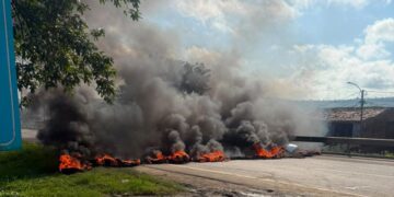 Protestos interditam as duas vias da Avenida Recife nesta sexta-feira (10)