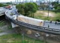 Carreta tomamba na alça de acesso do viaduto Capitão Temudo