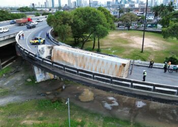 Carreta tomamba na alça de acesso do viaduto Capitão Temudo