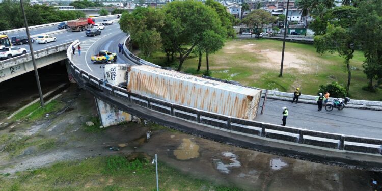 Carreta tomamba na alça de acesso do viaduto Capitão Temudo