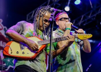 Artistas transformam palco em ponto de solidariedade para famílias atingidas pela chuva em Camaragibe