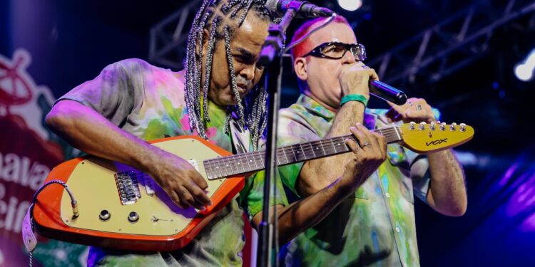 Artistas transformam palco em ponto de solidariedade para famílias atingidas pela chuva em Camaragibe