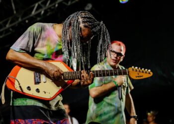 Artistas transformam palco em ponto de solidariedade para famílias atingidas pela chuva em Camaragibe