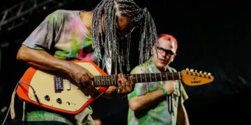Artistas transformam palco em ponto de solidariedade para famílias atingidas pela chuva em Camaragibe