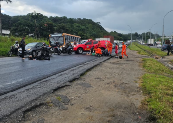 Colisão entre moto e pedestre deixa um homem e uma mulher feridos na BR-101, no Recife