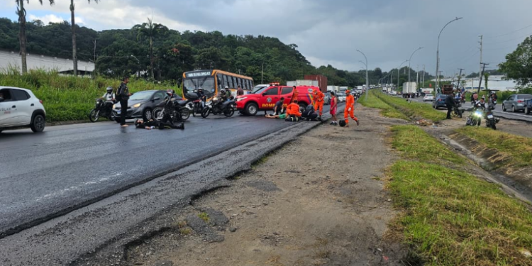 Colisão entre moto e pedestre deixa um homem e uma mulher feridos na BR-101, no Recife