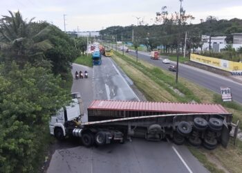 Carreta tomba e bloqueia a BR-101 Norte em Abreu e Lima