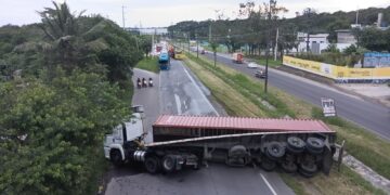 Carreta tomba e bloqueia a BR-101 Norte em Abreu e Lima