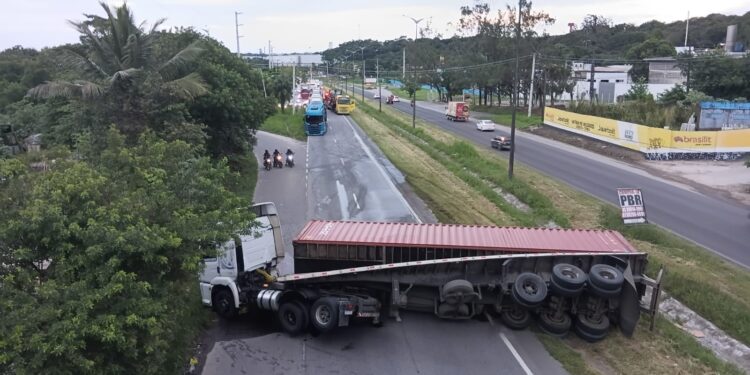 Carreta tomba e bloqueia a BR-101 Norte em Abreu e Lima