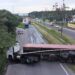 Carreta tomba e bloqueia a BR-101 Norte em Abreu e Lima