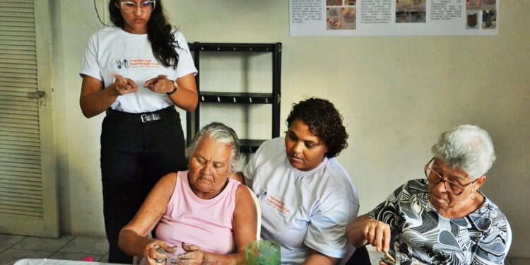 Primeira turma de modelagem em argila do projeto “Mãos da Experiência” já está em andamento em Paulista (PE)