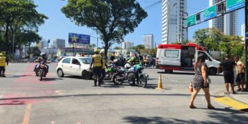 Colisão entre carro e moto interdita via local da Agamenon Magalhães, no Espinheiro, nesta segunda-feira (17)