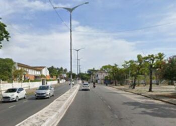 Obra em Olinda interdita faixa da Avenida Sigismundo Gonçalves