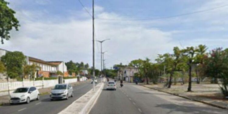 Obra em Olinda interdita faixa da Avenida Sigismundo Gonçalves