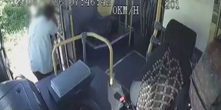 Motorista de ônibus é agredido em discussão de trânsito