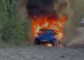 Buggy com turistas pega fogo em Fernando de Noronha