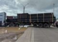 Carreta quebra e congestiona trânsito na BR-101