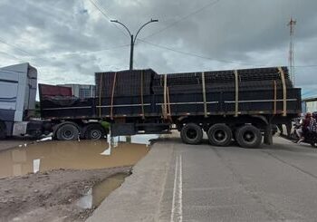 Carreta quebra e congestiona trânsito na BR-101