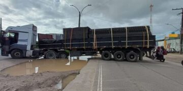 Carreta quebra e congestiona trânsito na BR-101