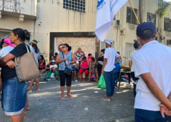 Manifestantes voltam a protestar por moradia e interditam avenida no Centro do Recife